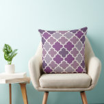 Modernes, Lila marokkanisches Fliesenmuster Kissen<br><div class="desc">Stilvoll und elegant im quadratischen Akzent Kissen Design verfügt über ein symmetrisches marokkanisches Vierfolienmuster und exotische monochrome Farbtöne von Lila,  Pflaume,  violett lila und Auberginen lila.</div>