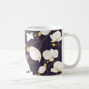 Modernes, lila Orchideenmodell mit goldweißer und Kaffeetasse