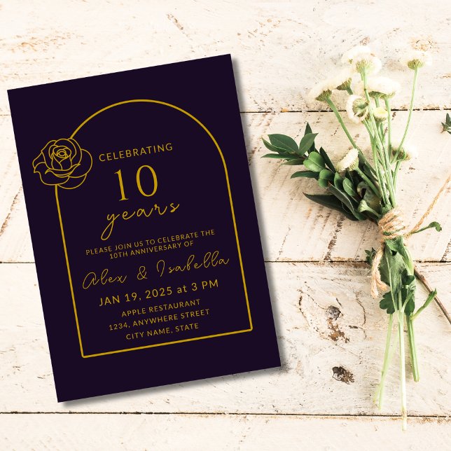 Modernes lila und goldenes 10-jähriges Hochzeitsfe Einladung (Modern elegant minimalist classic purple and gold 10th year wedding anniversary invitation)