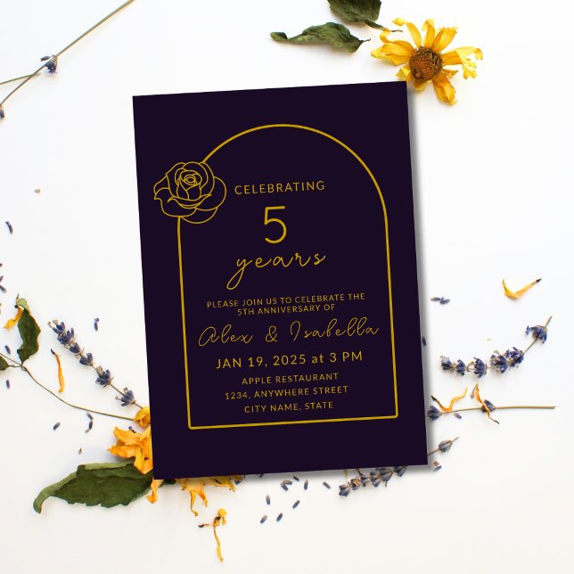 Modernes lila und goldenes 5. Hochzeitstag Einladung (Modern, elegant, minimalist purple and gold custom 5th year wood wedding anniversary invitation.png)