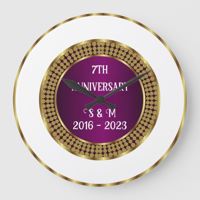 Modernes Lila Weiß- und Goldenes Jahr Große Wanduhr (Vorderseite)