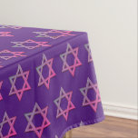 Modernes Lila| Zweck| STAR DAVID Tischdecke<br><div class="desc">Moderner lila STAR OF DAVID Tablecloth, der mit farbenfrohen Stern von David in einem gefliesten Muster zeigt. Das minimalistische, schlichte und elegante Design eignet sich für jüdische Feiertage und Feiern wie Purim, Chanukah, Pessach, Rosh Hashanah, Bar/Bat Mitzvahs, etc. Erhältlich in anderen Farben, oder Sie können die Farbe ändern, indem Sie...</div>