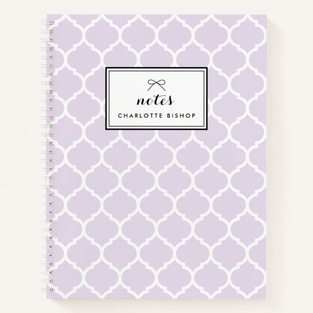 Modernes Lilac Quatrefolienmuster Personalisiert Notizbuch (Vorderseite)