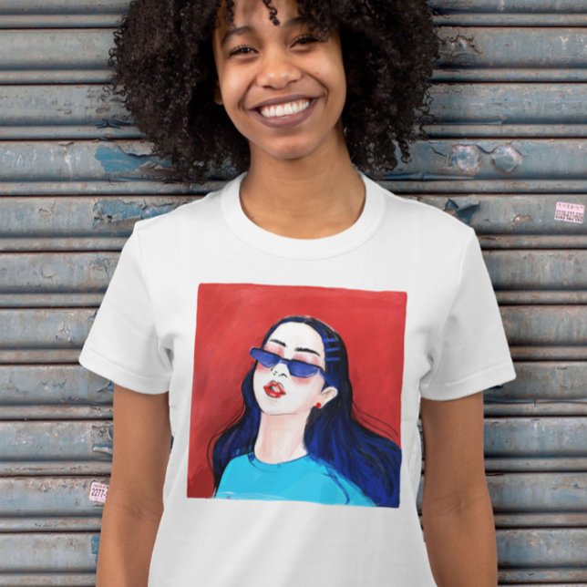 Modernes Mädchen in Rot und Blauer Grafik gedruckt T-Shirt (Cute and fashionable printed graphic T-shirt in red and blue.)