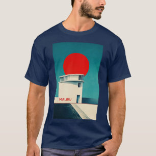 Modernes Malibu Strandhaus mit kühner roter Sonnen T-Shirt