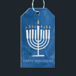 Modernes Menorah Blue Hanukkah-Geschenk-Tag Geschenkanhänger<br><div class="desc">Dieses Happy Hanukkah Geschenktag bietet moderne und lustige Menorah-Illustration, die sich vor einem texturierten Hintergrund auf blau (oder JEDE FARBE Ihrer Wahl mit der "Anpassen es"-Taste!). Der Backer ist weiß mit personalisierbarem Text im "from"-Bereich für praktische, vorgedruckte Tags oder Sie können den Skripttext löschen und die Tags für einfache handgeschriebene...</div>