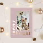 Modernes Merry & Bright Foto Dusty Rose Weihnachte Folien Feiertagskarte<br><div class="desc">Wünschen Sie Ihrer Familie und Freunden einen fröhlichen und hellen Weihnachtsfeiertag mit dieser schlichten und eleganten Weihnachtsfolienkarte im Foto in staubiger Rose.</div>