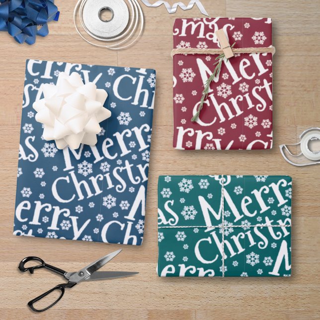 Modernes MERRY CHRISTMAS Snowflake Red Green Blue Geschenkpapier Set (Von Creator hochgeladen)