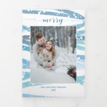 Modernes Merry Winter Mint Swashes Foto Dreifach Gefaltete Urlaubskarte<br><div class="desc">Abstrakte Pastellfarben-Aquarellbilder mit weißem Schnee,  benutzerdefinierte "Merry"-Skriptgrafik mit bearbeitbaren Textfeldern. Im Inneren finden Sie ergänzenden Minzgradientenhintergrund,  empfohlene Grußworte und zusätzliche Bildvorlagen.</div>