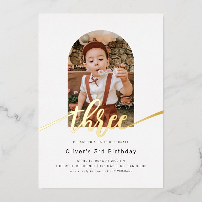 Modernes Minimal Arch Foto 3. Geburtstag Folieneinladung (Vorderseite)