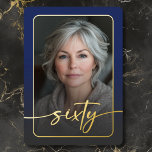 Modernes Minimal Blue Foto 60. Geburtstag Folieneinladung<br><div class="desc">Feiern Sie mit dieser einfachen, modernen 60. Geburtstagsfeier in ruhigem, elegantem Stil - entworfen mit einem Stil, der sich um Sie dreht. Das Foto wird in einem abgerundeten Rechteck unter einem leicht dunklen Overlay und in einer echten Folie geklebt. Ein echtes, modernes Drehbuch "sechzig" dehnt sich über die Vorderseite aus...</div>