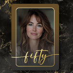 Modernes Minimal Brown Foto Fiftieth Birthday Folieneinladung<br><div class="desc">Feiern Sie mit dieser einfachen, modernen 50. Geburtstagsfeier in ruhigem, elegantem Stil - entworfen mit einem Stil, der sich um Sie dreht. Das Foto wird in einem abgerundeten Rechteck unter einem leicht dunklen Overlay und in einer echten Folie geklebt. Ein echtes, modernes Drehbuch "fünfzig" dehnt sich über die Vorderseite aus...</div>