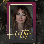 Modernes Minimal Burgund Foto Fiftieth Birthday Folieneinladung<br><div class="desc">Feiern Sie mit dieser einfachen, modernen 50. Geburtstagsfeier in ruhigem, elegantem Stil - entworfen mit einem Stil, der sich um Sie dreht. Das Foto wird in einem abgerundeten Rechteck unter einem leicht dunklen Overlay und in einer echten Folie geklebt. Ein echtes, modernes Drehbuch "fünfzig" dehnt sich über die Vorderseite aus...</div>