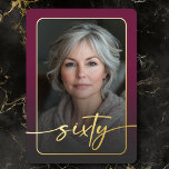 Modernes Minimal Burgundy Foto 60. Geburtstag Folieneinladung<br><div class="desc">Feiern Sie mit dieser einfachen, modernen 60. Geburtstagsfeier in ruhigem, elegantem Stil - entworfen mit einem Stil, der sich um Sie dreht. Das Foto wird in einem abgerundeten Rechteck unter einem leicht dunklen Overlay und in einer echten Folie geklebt. Ein echtes, modernes Drehbuch "sechzig" dehnt sich über die Vorderseite aus...</div>