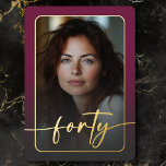Modernes Minimal Burgundy Foto Fortieth Birthday Folieneinladung<br><div class="desc">Feiern Sie mit dieser einfachen, modernen 40. Geburtstagsfeier in ruhigem, elegantem Stil - entworfen mit einem Stil, der sich um Sie dreht. Das Foto wird in einem abgerundeten Rechteck unter einem leicht dunklen Overlay und in einer echten Folie geklebt. Eine echte Folie modernes Drehbuch "vierzig" erstreckt sich über die Vorderseite...</div>