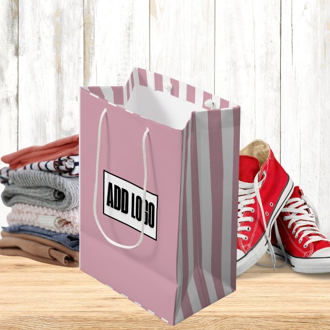 Modernes Minimal Dusty Pink Stripes Business-Logo Mittlere Geschenktüte (Von Creator hochgeladen)