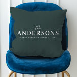 Modernes Minimal Elegante | Dark Forest Green Name Kissen<br><div class="desc">Ein stilvolles,  modernes Kissen mit Ihrem Nachnamen in klassischer Typografie gepaart mit handgeschriebener Schrift in Weiß über eine wunderschöne dunkelwaldgrüne Farbe. Ein elegantes,  minimalistisches Design,  das sich in dieser Weihnachtszeit von der Masse abhebt!</div>