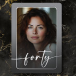 Modernes Minimal-Gray-Foto Fortieth Birthday Folieneinladung<br><div class="desc">Feiern Sie mit dieser einfachen, modernen 40. Geburtstagsfeier in ruhigem, elegantem Stil - entworfen mit einem Stil, der sich um Sie dreht. Das Foto wird in einem abgerundeten Rechteck unter einem leicht dunklen Overlay und in einer echten Folie geklebt. Eine echte Folie modernes Drehbuch "vierzig" erstreckt sich über die Vorderseite...</div>