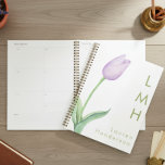 Modernes Minimal-Lavendel-Aquarelltulus-Monogramm Planer<br><div class="desc">Die Einführung in unseren modernen und eleganten Planer, wo Einfachheit und die Schönheit eines Single Stift blasser Lavendel lila Wasserfarbe Tulpe nehmen die zentrale Bühne. Vor einem unberührten Hintergrund erweckt dieses Design das Wesen reiner und schlichter Eleganz. Fügen Sie einen Namen und Initialen für eine persönliche Touch hinzu. Erstellt von...</div>