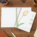 Modernes Minimal Pfirsichfarben Tulip Monogramm Planer<br><div class="desc">Die Einführung in unseren modernen und eleganten Planer, wo Einfachheit und die Schönheit eines Single Stiel blassen pfirsichfarbenen Tulpe in der Mitte Bühne. Vor einem unberührten Hintergrund erweckt dieses Design das Wesen reiner und schlichter Eleganz. Fügen Sie einen Namen und Initialen für eine persönliche Touch hinzu. Erstellt von der einfachen...</div>