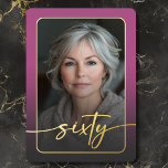 Modernes Minimal Rosa Foto 60. Geburtstag Folieneinladung<br><div class="desc">Feiern Sie mit dieser einfachen, modernen 60. Geburtstagsfeier in ruhigem, elegantem Stil - entworfen mit einem Stil, der sich um Sie dreht. Das Foto wird in einem abgerundeten Rechteck unter einem leicht dunklen Overlay und in einer echten Folie geklebt. Ein echtes, modernes Drehbuch "sechzig" dehnt sich über die Vorderseite aus...</div>