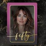 Modernes Minimal Rosa Foto Fünfzigjährig Folieneinladung<br><div class="desc">Feiern Sie mit dieser einfachen, modernen 50. Geburtstagsfeier in ruhigem, elegantem Stil - entworfen mit einem Stil, der sich um Sie dreht. Das Foto wird in einem abgerundeten Rechteck unter einem leicht dunklen Overlay und in einer echten Folie geklebt. Ein echtes, modernes Drehbuch "fünfzig" dehnt sich über die Vorderseite aus...</div>