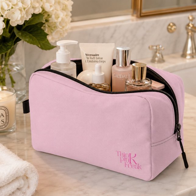 Modernes Minimal Rosa Monogramm Think Pink Freak Waschbeutel (Von Creator hochgeladen)