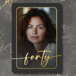 Modernes Minimal Schwarzes Foto 40. Geburtstag Folieneinladung<br><div class="desc">Feiern Sie mit dieser einfachen, modernen 40. Geburtstagsfeier in ruhigem, elegantem Stil - entworfen mit einem Stil, der sich um Sie dreht. Das Foto wird in einem abgerundeten Rechteck unter einem leicht dunklen Overlay und in einer echten Folie geklebt. Eine echte Folie modernes Drehbuch "vierzig" erstreckt sich über die Vorderseite...</div>