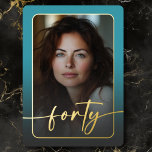 Modernes Minimal Türkis Foto Fortieth Birthday Folieneinladung<br><div class="desc">Feiern Sie mit dieser einfachen, modernen 40. Geburtstagsfeier in ruhigem, elegantem Stil - entworfen mit einem Stil, der sich um Sie dreht. Das Foto wird in einem abgerundeten Rechteck unter einem leicht dunklen Overlay und in einer echten Folie geklebt. Eine echte Folie modernes Drehbuch "vierzig" erstreckt sich über die Vorderseite...</div>