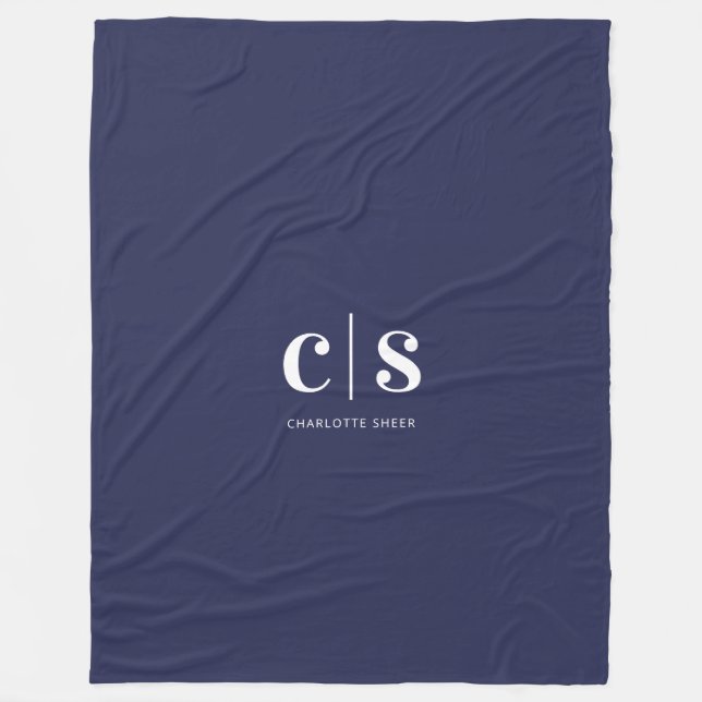 Modernes Minimal-White Monogramm Fleecedecke (Vorderseite)