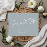 Modernes Minimalblau verändert die Ankündigung Postkarte<br><div class="desc">Maßgeschneiderte Hochzeitsaufschiebung/Ändern Sie das Datum der Postkarte mit modernem,  weißem Handschrift-Design auf staubblauem Hintergrund.</div>