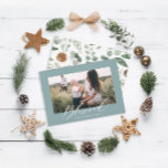 Modernes, minimales 1 Foto Weihnachtsskript Feiertagskarte<br><div class="desc">Moderne minimale Blätter gesegnet Skript Weihnachtskarte. Handgemalte Eukalyptus,  minimales Laub und modernes rustikales Rattanfeuer verleihen dieser Ferienkarte ein luxuriöses Ambiente. In klassischen Grüntönen,  Braun und Grau.</div>