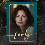 Modernes Minimales Aquamarines Foto Folieneinladung<br><div class="desc">Feiern Sie mit dieser einfachen, modernen 40. Geburtstagsfeier in ruhigem, elegantem Stil - entworfen mit einem Stil, der sich um Sie dreht. Das Foto wird in einem abgerundeten Rechteck unter einem leicht dunklen Overlay und in einer echten Folie geklebt. Eine echte Folie modernes Drehbuch "vierzig" erstreckt sich über die Vorderseite...</div>