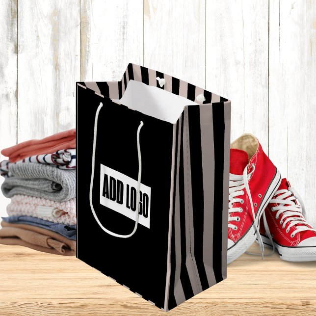Modernes, minimales Beige-Black Stripes-Logo Mittlere Geschenktüte (Von Creator hochgeladen)