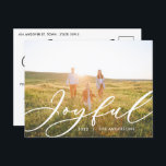 Modernes, minimales Blatt 1 Foto Drehbuch elegante Feiertagspostkarte<br><div class="desc">Moderne minimalistische Blätter-Skript klassisch elegante fröhliche Feiertage Weihnachts-Postkarte. Handgemalte Eukalyptus,  minimales Laub und modernes rustikales Rattanfeuer verleihen dieser Ferienkarte ein luxuriöses Ambiente. In klassischen Grüntönen,  Braun und Grau.</div>