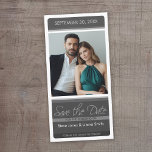 Modernes Minimales Foto Save The Date<br><div class="desc">Anpassen mit vertikalem Foto. Eine einfache Save the Date Karte mit einem Foto und Details zur Verlobung.</div>