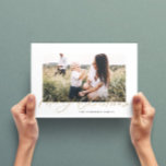 Modernes, minimales Foto Weihnachtsgeschenk Feiertagskarte<br><div class="desc">Moderne minimale Blätter Kranz Jahr,  um Gold Effekt Drehbuch Weihnachtskarte zu erinnern. Handgemalte Eukalyptus,  minimales Laub und modernes rustikales Rattanfeuer verleihen dieser Ferienkarte ein luxuriöses Ambiente. In klassischen Grüntönen,  Braun und Grau.</div>