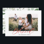 Modernes, minimales Foto Weihnachtsschrift gesegne Feiertagskarte<br><div class="desc">Moderne minimale Blätter gesegnet Skript Weihnachtskarte. Handgemalte Eukalyptus,  minimales Laub und modernes rustikales Rattanfeuer verleihen dieser Ferienkarte ein luxuriöses Ambiente. In klassischen Grüntönen,  Braun und Grau.</div>