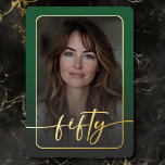 Modernes minimales grünes Foto 50. Geburtstag Folieneinladung<br><div class="desc">Feiern Sie mit dieser einfachen, modernen 50. Geburtstagsfeier in ruhigem, elegantem Stil - entworfen mit einem Stil, der sich um Sie dreht. Das Foto wird in einem abgerundeten Rechteck unter einem leicht dunklen Overlay und in einer echten Folie geklebt. Ein echtes, modernes Drehbuch "fünfzig" dehnt sich über die Vorderseite aus...</div>