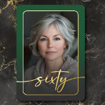 Modernes minimales grünes Foto 60. Geburtstag Folieneinladung<br><div class="desc">Feiern Sie mit dieser einfachen, modernen 60. Geburtstagsfeier in ruhigem, elegantem Stil - entworfen mit einem Stil, der sich um Sie dreht. Das Foto wird in einem abgerundeten Rechteck unter einem leicht dunklen Overlay und in einer echten Folie geklebt. Ein echtes, modernes Drehbuch "sechzig" dehnt sich über die Vorderseite aus...</div>