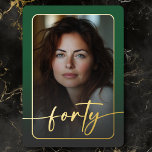 Modernes minimales grünes Foto vierzigjährig Folieneinladung<br><div class="desc">Feiern Sie mit dieser einfachen, modernen 40. Geburtstagsfeier in ruhigem, elegantem Stil - entworfen mit einem Stil, der sich um Sie dreht. Das Foto wird in einem abgerundeten Rechteck unter einem leicht dunklen Overlay und in einer echten Folie geklebt. Eine echte Folie modernes Drehbuch "vierzig" erstreckt sich über die Vorderseite...</div>