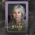 Modernes Minimales Lila Foto 60. Geburtstag Folieneinladung<br><div class="desc">Feiern Sie mit dieser einfachen, modernen 60. Geburtstagsfeier in ruhigem, elegantem Stil - entworfen mit einem Stil, der sich um Sie dreht. Das Foto wird in einem abgerundeten Rechteck unter einem leicht dunklen Overlay und in einer echten Folie geklebt. Ein echtes, modernes Drehbuch "sechzig" dehnt sich über die Vorderseite aus...</div>