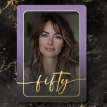 Modernes Minimales Lila Foto Fiftieth Birthday Folieneinladung<br><div class="desc">Feiern Sie mit dieser einfachen, modernen 50. Geburtstagsfeier in ruhigem, elegantem Stil - entworfen mit einem Stil, der sich um Sie dreht. Das Foto wird in einem abgerundeten Rechteck unter einem leicht dunklen Overlay und in einer echten Folie geklebt. Ein echtes, modernes Drehbuch "fünfzig" dehnt sich über die Vorderseite aus...</div>