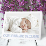 Modernes, minimales neues Baby-Foto Vielen Dank Ankündigung<br><div class="desc">Das neue Baby bedankt sich für die Geburtsankündigung mit Ihrem Foto und dem Geburtsdatum auf der Vorderseite in einem hellstaubblauen,  modernen Sans Serif Schriftart. Benutzerdefinierte Meldung im Inneren. Ändern Sie die Farben und Schriftart,  verschieben Sie Elemente im Entwurfstool und ändern Sie sie.</div>