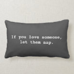 Modernes minimales SIE GELASSEN NICKERCHEN Lendenkissen<br><div class="desc">Dunkelgraues minimales entworfenes Kissen mit einem lustigen Zitat "WENN SIE LIEBE JEMAND, LIESSEN SIE NICKERCHEN"</div>