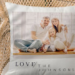 Modernes Minimalistisch-Chic-Liebe Familienspezifi Kissen<br><div class="desc">Design setzt sich aus lustiger und spielerischer Typografie mit Sans Serif und Serif Schriftart zusammen. Fügen Sie ein benutzerdefiniertes Foto hinzu.</div>
