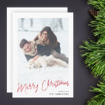 Modernes Minimalistisch | Einfaches stilvolles Wei Feiertagskarte<br><div class="desc">Eine stilvolle Foto-Urlaubskarte mit lässiger, handgeschriebener Schriftzeichen "Frohe Weihnachten" in Rot auf einem schlichten, minimalistisch-weißen Hintergrund. Das Foto und der Name lassen sich einfach für eine persönliche Touch anpassen. Ein einfaches, minimalistisches und zeitgenössisches Weihnachtsdesign, das sich in dieser Urlaubssaison auszeichnet! Ein einfaches, minimalistisches und zeitgenössisches Weihnachtsdesign, das sich in dieser...</div>