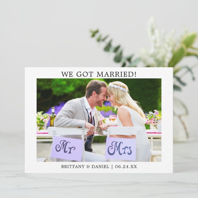 Modernes Minimalistisch Einfaches Wir Got Verheira Dankeskarte (Stehend Vorderseite)