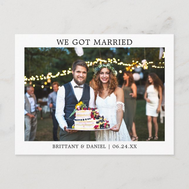 Modernes Minimalistisch Einfaches Wir Got Verheira Postkarte (Vorderseite)