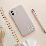 Modernes Minimalistisch neutrales Monogramm iPhone 13 Hülle<br><div class="desc">Modernes minimalistisches Design in eleganten,  bodentonneutralen Farben zeigt Ihre Initialen oder Monogramm in sauberer,  einfacher Schrift am Boden,  mit tiefer liegender Farbe für einen 3D-Look.</div>